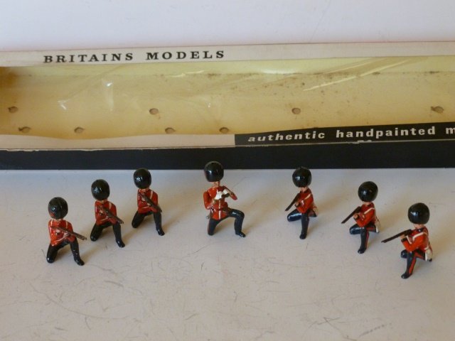 Britains Set #120 Coldstream Guards, firing (1 of 1)