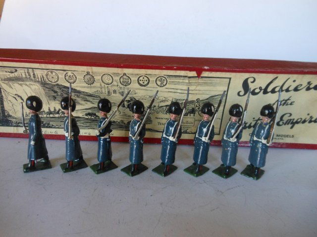 Britains set #312 Grenadier Guards, Winter Coats (1 of 1)