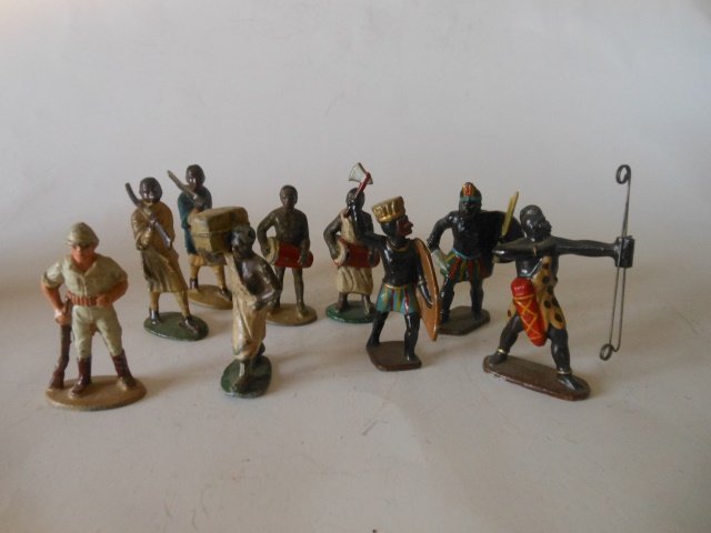 Quiralu Zulus, White Hunter, and Natives: North African Natives. 9 pieces. Post War. Unboxed. Condition very good.
