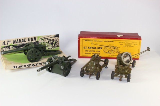 Britains Artillery Lot: 4.7 Naval Gun #1264, Mobile Spotlight #1718 and 2 Pounder AA Gun #1717 Very Good to Excellent Condition With One Box 4 Pieces