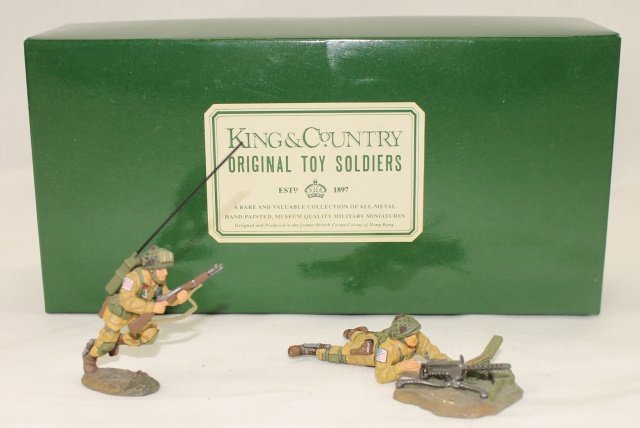 King and Country WWII DD03 Rangers Gun Radio: Set #DD03 101st Airbourne Radioman and .30 Cal Machine Gun Operator in Action. Condition Excellent. Box. 2 Pieces
