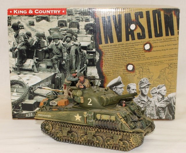 King and Country WWII DD45A US Sherman Tank: Set #DD45A US Sherman Tank with 105 Gun and crew. Condition Excellent. Gun Elevates. Box. 6 Pieces