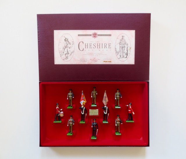 Britains set #5189 The 22nd Cheshire Regiment: Limited Edition. 10 pieces. Post war. Tied in original illustrated box. Condition excellent. Box excellent. Outer cardboard box included.