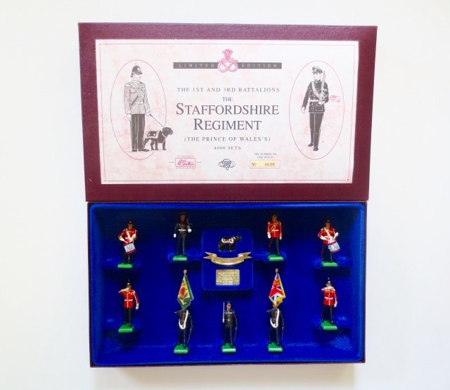 Britains set#5194 The Staffordshire Regiment: The 1st & 3rd Battalions (The Prince of Wales). Limited Edition. 10 pieces. Post war. Tied in original illustrated box. Condition excellent. Box excellent. Outer cardboard box included.