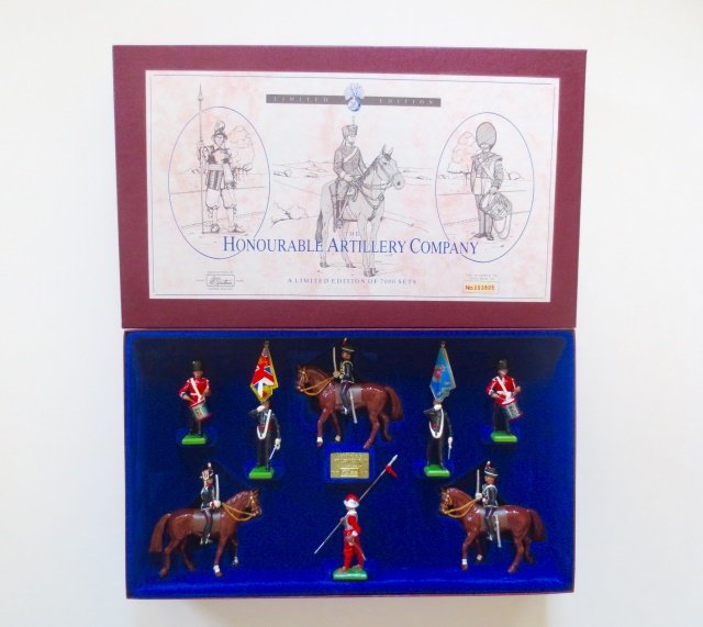 Britains set #5291 The Honourable Artillery: Company. Limited Edition. 8 pieces. Post war. Tied in original illustrated box. Condition excellent. Box excellent. Outer cardboard box included.