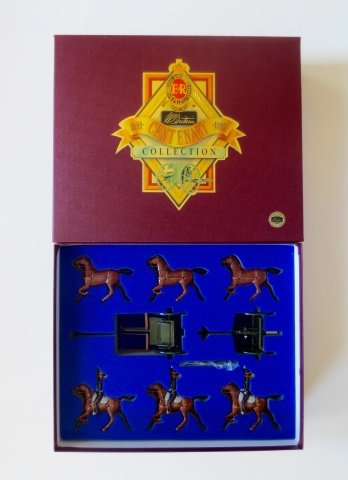 Britains set #8825 Gun and Limber: Royal Horse Artillery Centenary Collection. 8 pieces. Post War. In original box. Condition excellent. Box excellent. Outer cardboard box included.