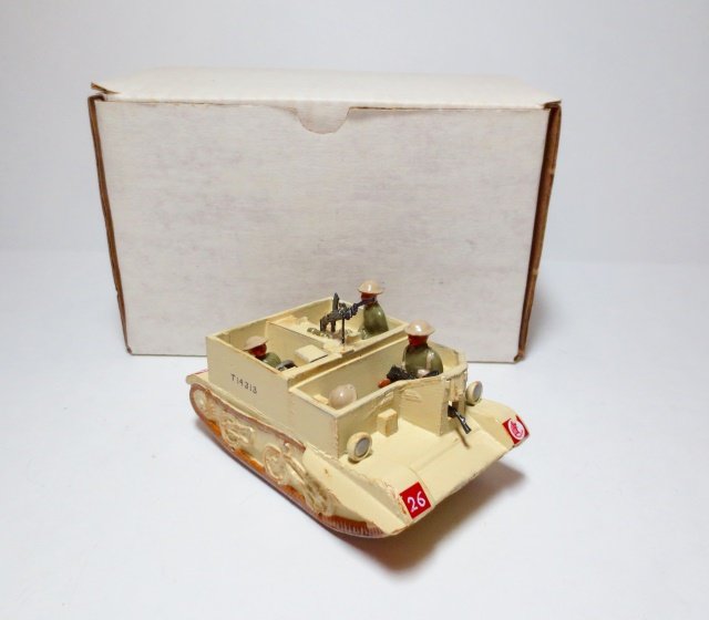 Commandant Miniatures Universal Carrier U.K.: 7th Armored Division Motor Company, Scout Platoon. "Desert Rats" 1940-1941. 6 pieces. In original box. Condition good (gun slightly bent). Box good.