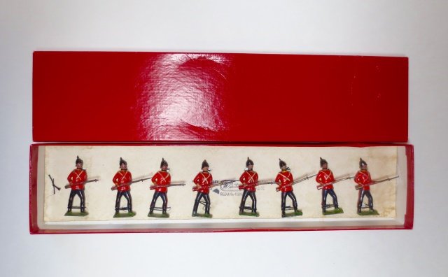 Britains East Kent Regiment (The Buffs) 1930: 8 Pieces. Tied on original card in red craft box. Condition good. Box good.