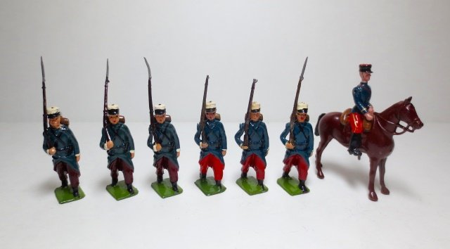 Britains Set # 1711 French Foreign Legion: 7 pieces. Post War. Condition good (2 gun tips broken off).
