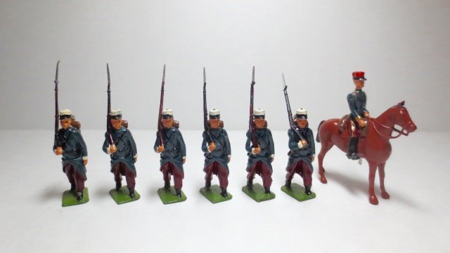 Britains Set #1711 French Foreign Legion: 7 pieces. Post War. Condition very good.