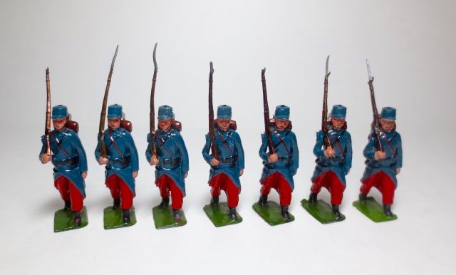 Britains Set #141 French Infanterie of the Ligne: 7 pieces. Post War. Condition fair (3 gun tips broken from guns).