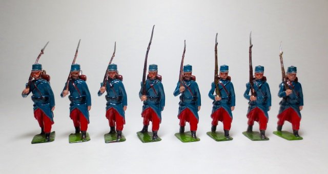 Britains Set #141 French Infanterie of the Ligne: 8 pieces. Post War. Condition good.