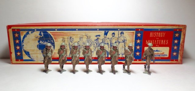 Authenticast Marines Of 1946: 8 pieces. Untied in generic original illustrated box. Condition good (1 gun tip broken). Box fair (split in 1 side on top).