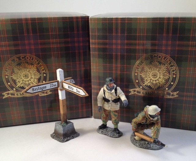 King & Country BBG044, 046 Sign & Gun Crew Set 2: 3 pieces Condition Excellent Boxes Excellent