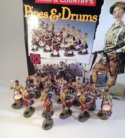 King & Country EA026 Pipes & Drums: 12 pieces Condition Excellent Box Very Good