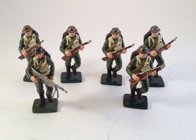LEA Soldiers WWI Charging: 6 pieces Condition Excellent No Box