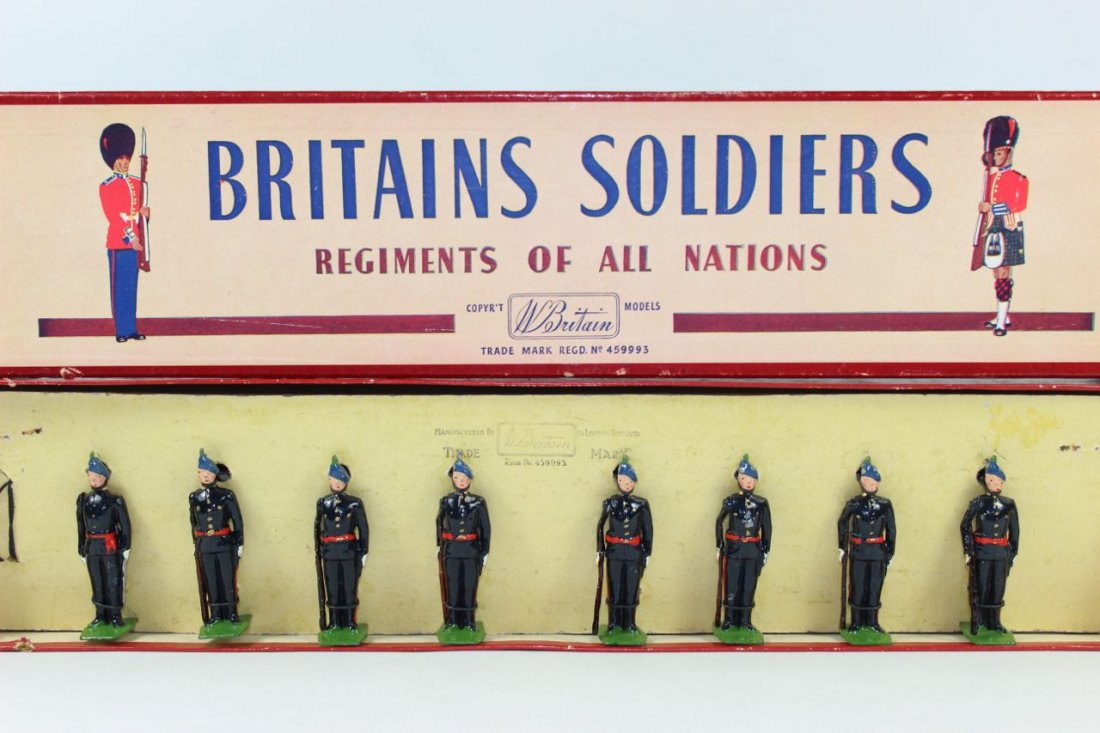 Britains Set #2090 Royal Irish Fusiliers: Post War Attention No 1 Dress Coronation Set Excellent/Near Mint With Box 8 Pieces