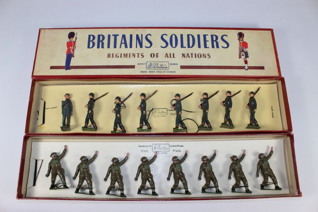 Britains Set #1624 and #2033 Bomb Throwers: USA Infantry Bomb Throwers Service Dress With Gas Masks And Infantry Service Dress Steel Helmets Post War Very Good/Excellent With Box 16 Pieces