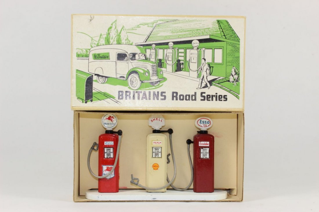 Britains Set #9683 Petrol Pump Set (1 of 1)