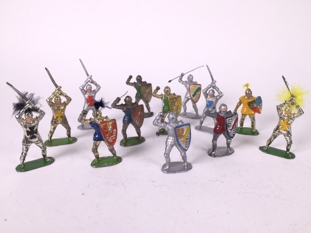 Timpo Foot Knights: Post War. Unboxed. 13 Pieces. Condition Very Good; Missing four spears.