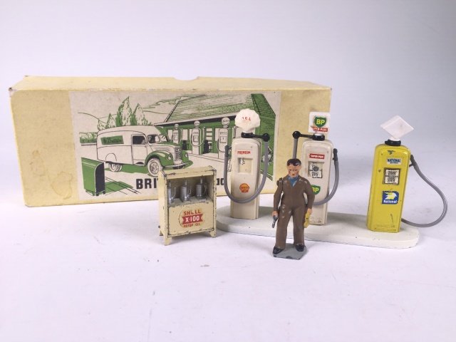 Britains Set #9689 Garage Set with Attendant (1 of 1)