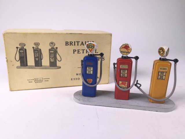 Britains Set #102V Petrol Pumps (1 of 1)