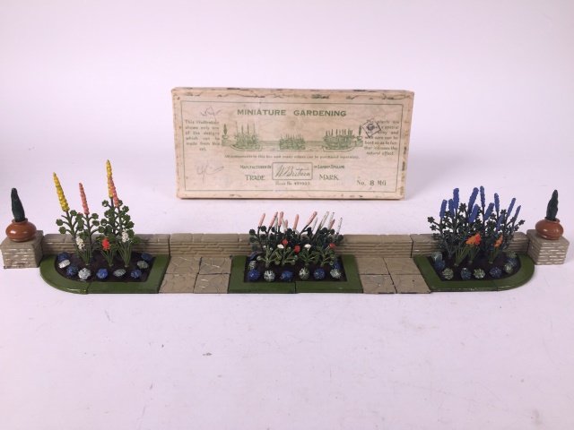 Britains Set #8MG Large Flower Bed with Wall (1 of 1)