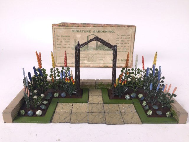 Britains Set #9MG Flower Bed with Trellis (1 of 1)