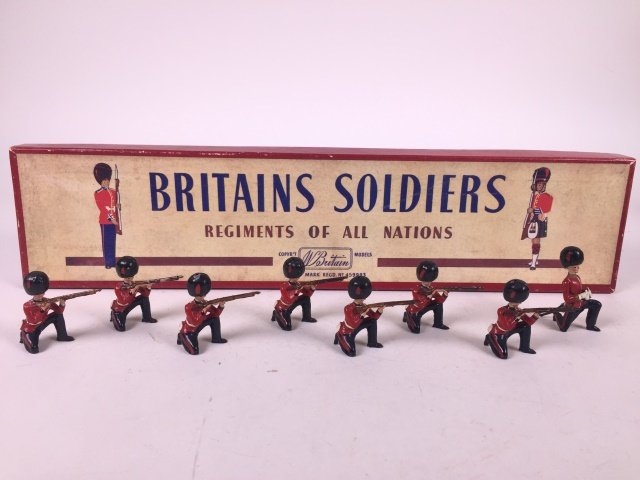 Britains Set #120 Coldstream Guards Kneeling (1 of 1)