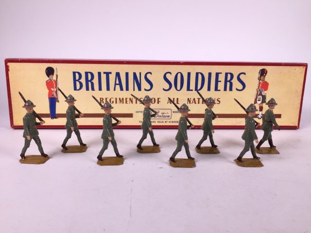 Britains Set #1542 New Zealand Infantry: Post War. In original ROAN box. 8 Pieces. Condition Figures Excellent. Condition Box Excellent; With original tie card.