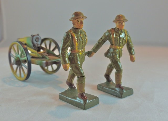 Lineol 2 US Soldiers Pull Machine Gun Cart: Cart and gun pristine with no wear. Gun cocks and fires normally. Few small cracks to soldiers with hardly any wear. Excellent faces and paint quality. 4 Pieces. Made 1937-39. Last paint version of US
