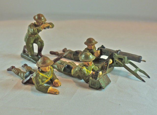 Lineol US Machine Gun Team 4 Soldiers: Couple of small cracks with scuff to face of man with ammo belt. Hardly any wear and the paint quality is excellent. 4 Pieces. Made from 1934-39. Condition excellent.