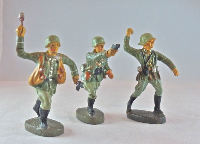 Elastolin  3 Combat German Soldiers Charging (1 of 1)