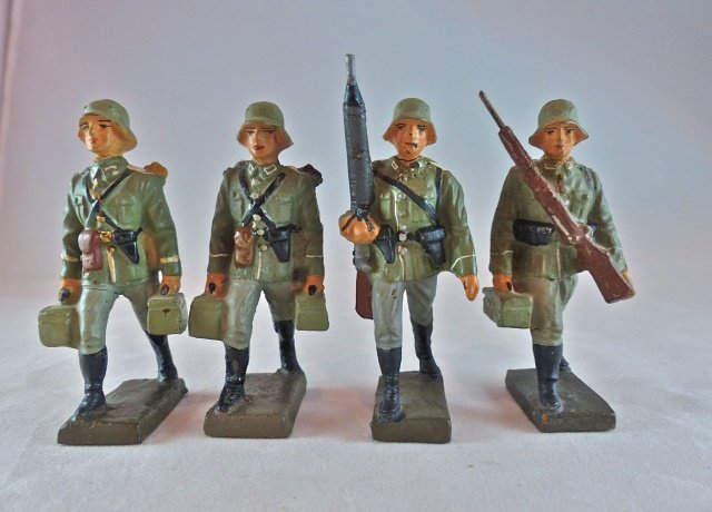 Lineol Complete German 4-Man Machine Gun Team: Soldiers with tripod and extra barrels on backs have no cracks or wear. The other two figures have a couple of small thin cracks and some light paint wear. 4 Pieces. Made from 1935-39. Condition excel