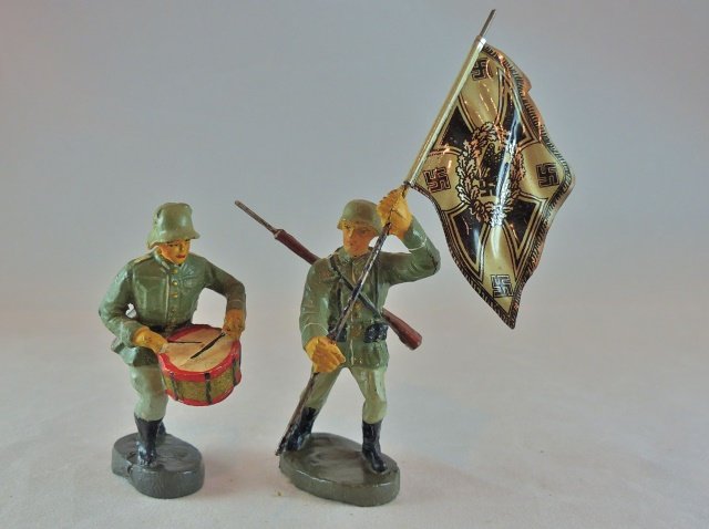 Elastolin German Soldiers Charging w/Flag & Drum (1 of 1)