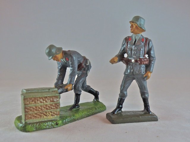 Lineol 2 Luftwaffe "88" Crew w/Shells + at Ready: No cracks and hardly any wear for both figures. Excellent faces, paint quality and shell case detail. 2 pieces. Made only 1936-39. Condition Excellent.