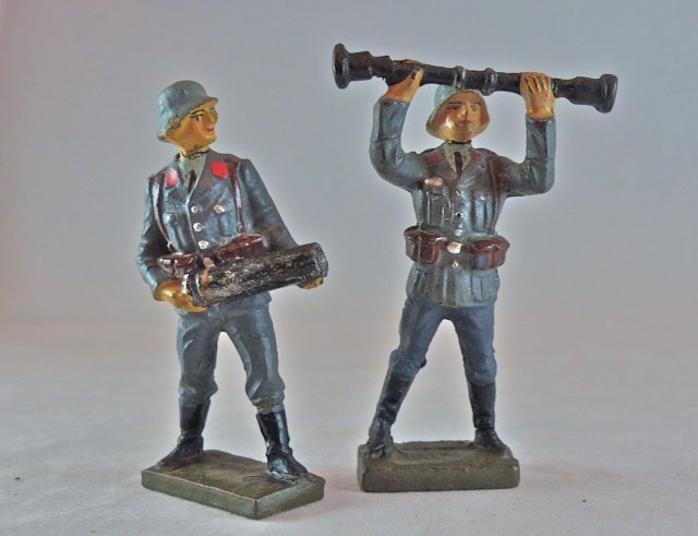Lineol 2 Luftwaffe "88"Crew Ht Finder+Cartridge: 1 thin neck crack with hardly any wear. Excellent faces, paint quality and equipment detail. 2 pieces. Made 1936-39. Condition Excellent.