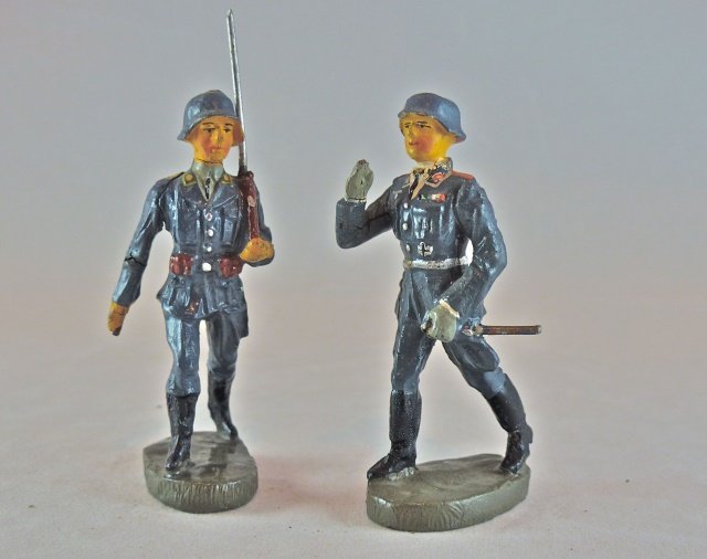 Elastolin 2 Luftwaffe Off Movable Arm+w/Rifle: FLAK officer has no cracks or apparent wear. Excellent face, paint quality and uniform detail. The Flight branch soldier with the rifle has two short, thin splits with hardly any wear. 2 Pieces. Offic