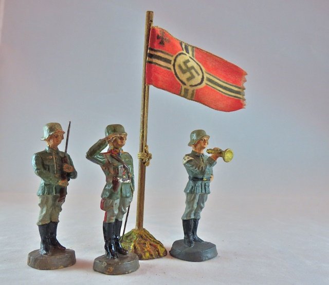 Kienel Elastolin Flag Pole+3 German Soldiers (1 of 1)