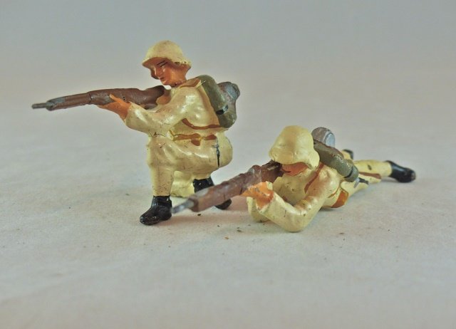 Lineol 2 Soldiers in Winter White Uniforms: Soldier kneeling with rifle has no cracks or apparent wear. Soldier prone with rifle has no cracks but the helmet and part of legs have been touched-up. Both soldiers are wearing Swiss helmets. 2 Piec