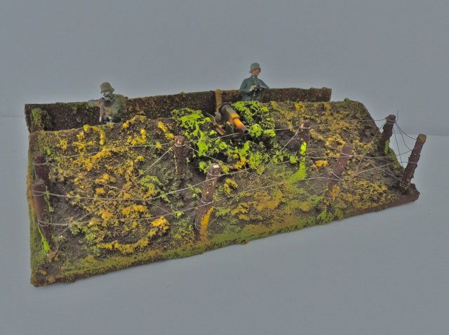 Lineol Trench w/Machine Gun Stand+2 men: Trench is complete and has almost no wear. All posts and wires are present. Tin cap firing gun cocks and fires normally and has hardly any wear. Lineol soldier in gas mask has a few cracks and light p