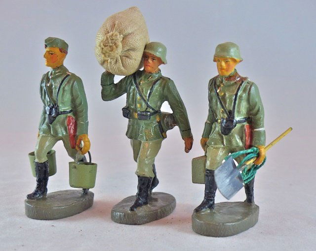 Elastolin 3 German Soldiers Carry-w/Shovel-Pails (1 of 1)