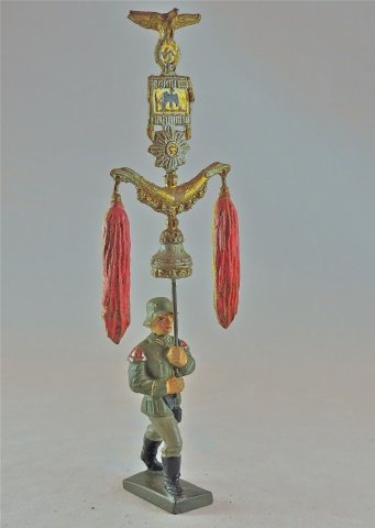 Lineol Late Version Large Schellenbaum: The soldier has a thin partial leg crack with hardly any paint wear. Face and paint quality are excellent. The Schellenbaum ( Jingling Johnny ) shows some wear to the back side on the white/black tass