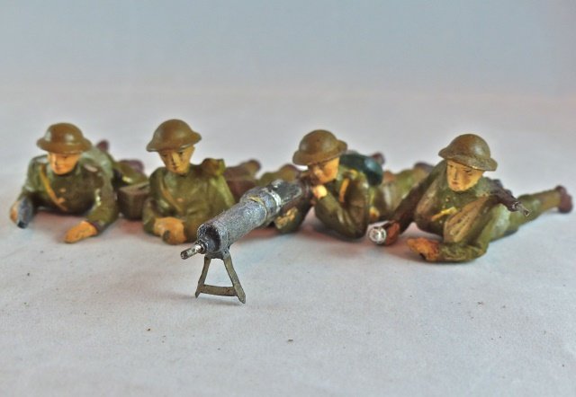 Lineol 4 US Soldiers Machine Gun Team: Couple of minor cracks with hardly any wear. Excellent faces, paint quality and equipment detail. Soldiers have light machine gun, extra barrels on back, officer w/pistol and grenade w/rifle on back. 