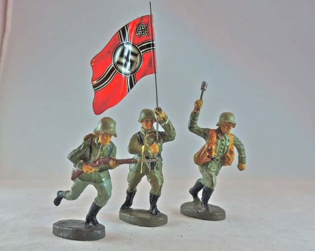 Elastolin 3 German Soldiers Flag+Grenades+Rifle (1 of 1)
