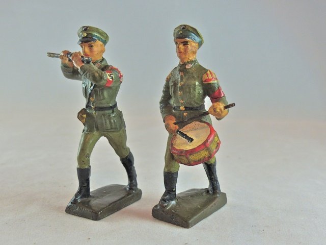 Lineol Stahlhelmbund Germany Vets 2 Musicians: One thin partial neck crack with just some light paint wear. Some partial touch-up to one face and part of one arm. These areas look normal to the eye. Excellent faces, paint quality and original comp