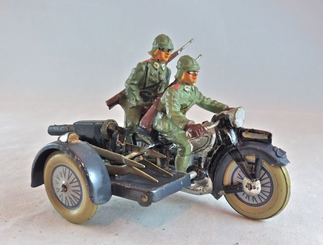 Lineol German Motorcycle Gun on Side-Car: The removable machine gun has a few scratches and cocks and fires normally. Couple of little nicks to frame with like new paint. Driver and rider with like new paint. Slight crack to waist of driver. 