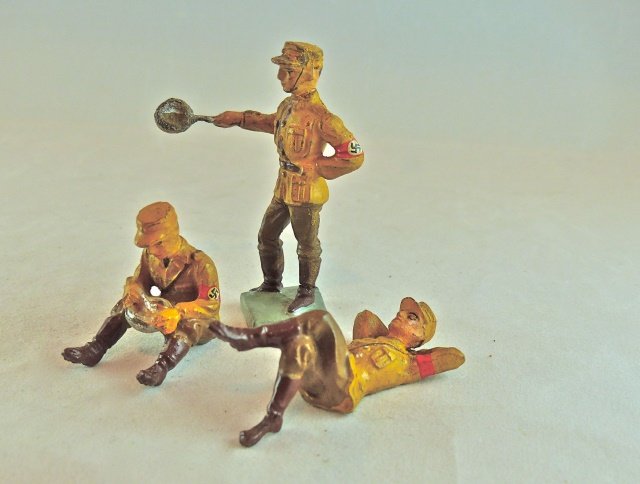 Very Scarce 3 Lineol SA Camp Figures (1 of 1)