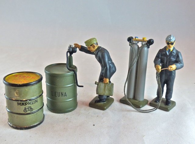 Krock Luftwaffe Mechanics+Marklin Barrel (1 of 1)