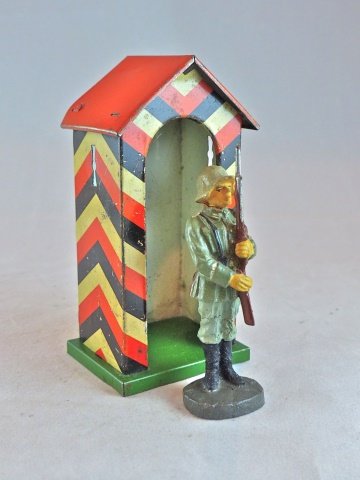 Elastolin German Soldier+Tin Guard House (1 of 1)